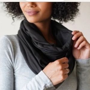 NWT Beyond Yoga Phone Pocket Infinity Scarf in Black